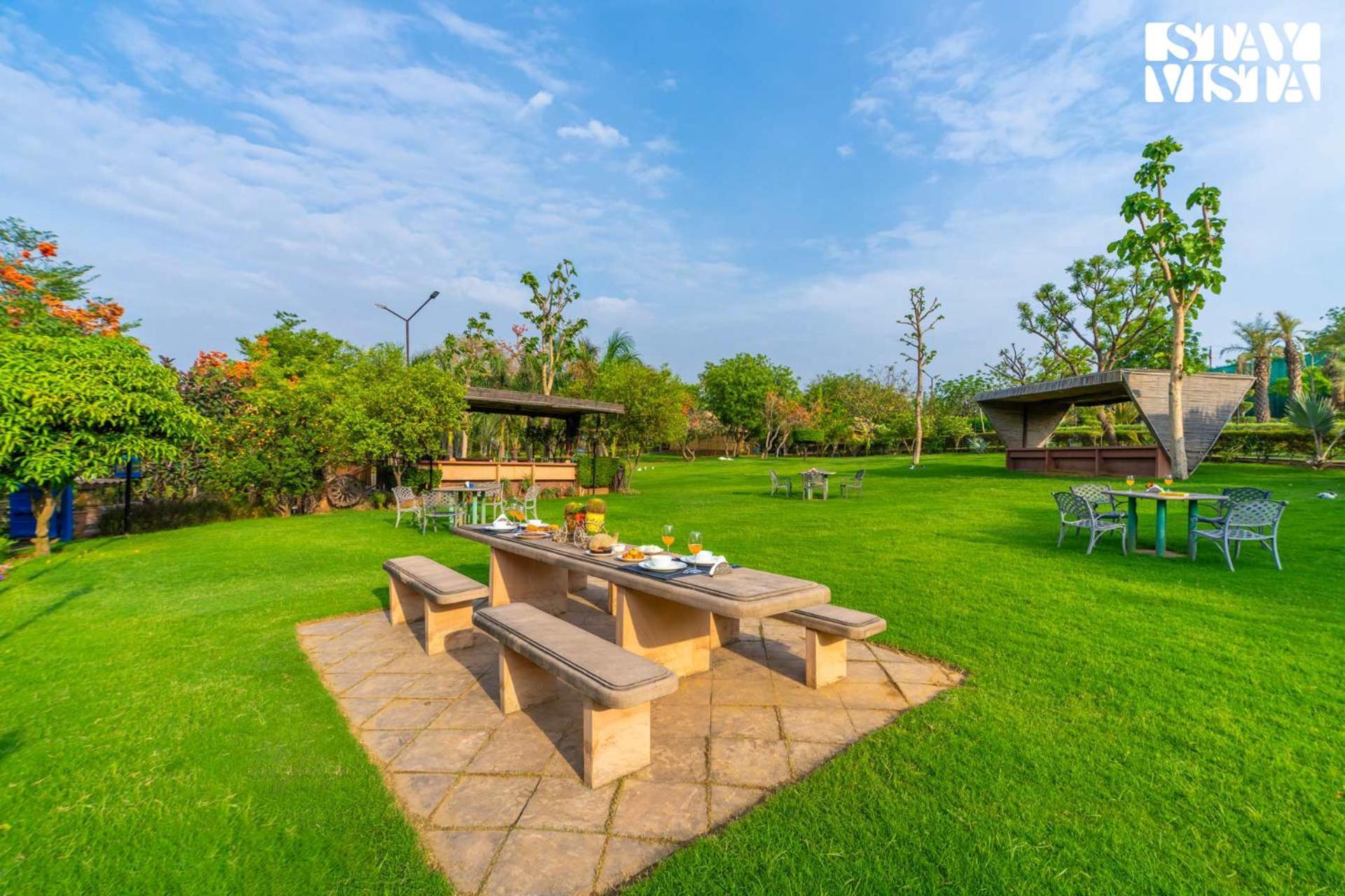Stayvista At Maple Farms With Pool, Bbq & Bonfire Sohna Eksteriør bilde